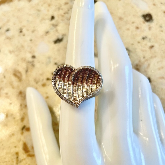 BEAUTIFUL & STUNNING DIAMOND HEART SHAPE RING - Picture 6 of 8